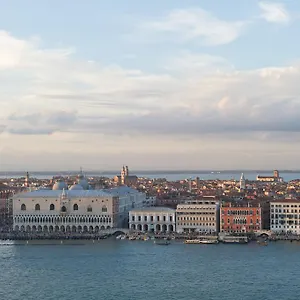 Savoia & Jolanda Venecia